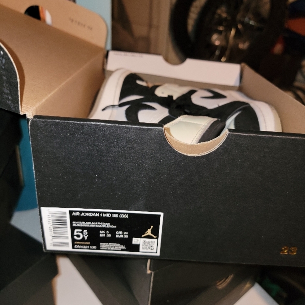 Air Jordan 1 Mid SE (GS) Black/White